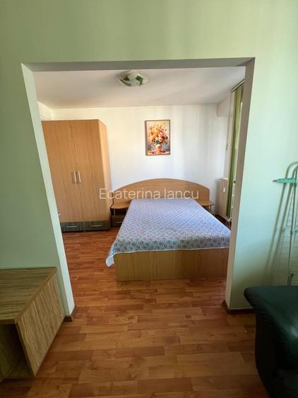Garsonieră confort I, ultracentral Ploiești – renovată, mobilată
