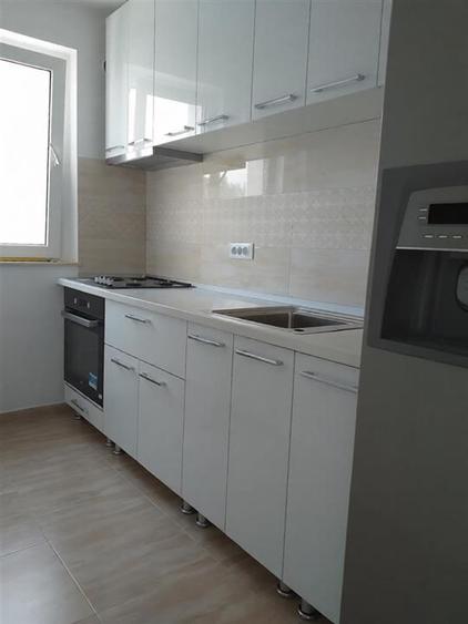 Apartament cu 3 camere semidecomandat, mobilat în Podu Roș