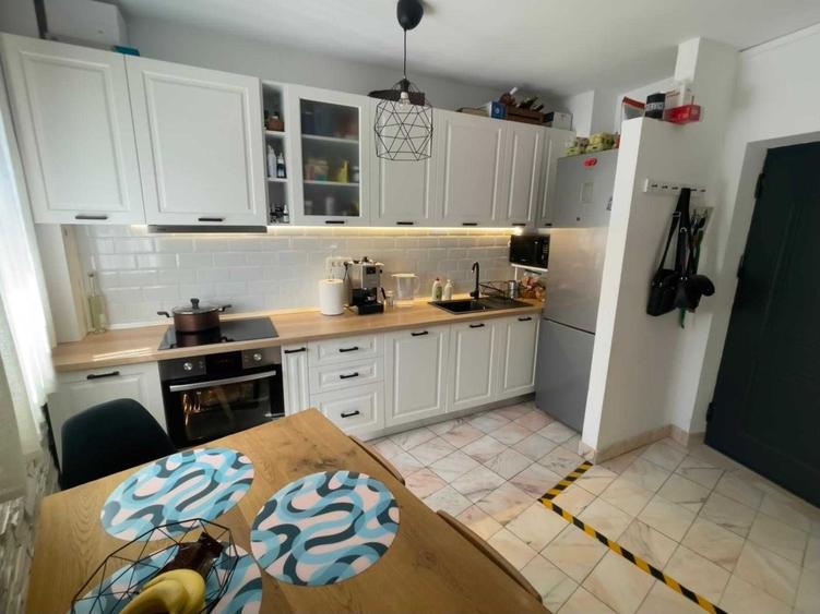Apartament cu 3 camere semidecomandat în Colentina