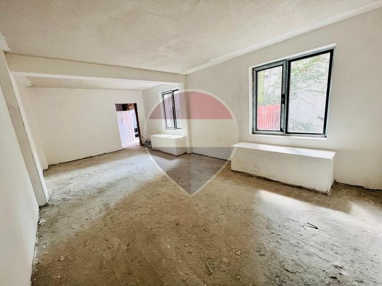 Casă individuală cu 10 camere cu Teren 65 Mp în Periferie