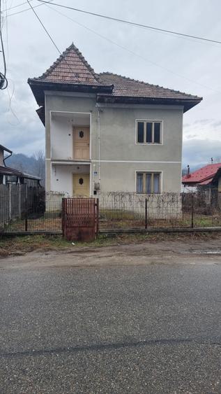 Casă individuală cu 4 camere cu Canalizare în Păușești-Măglași