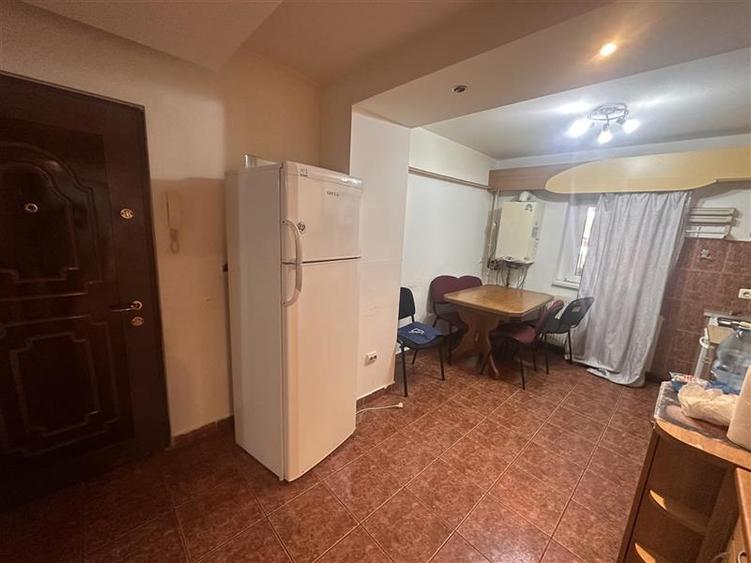 Apartament cu 4 camere decomandat, mobilat în Lipovei
