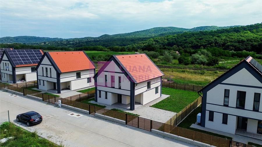 Casă individuală cu 4 camere cu Canalizare în Central