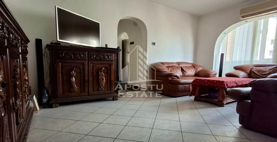 Apartament cu 4 camere semidecomandat, mobilat în Micălaca