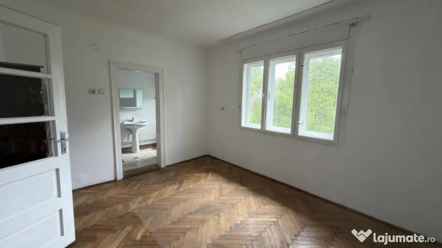 Casă cu 3 camere cu Teren 2200 Mp în Central