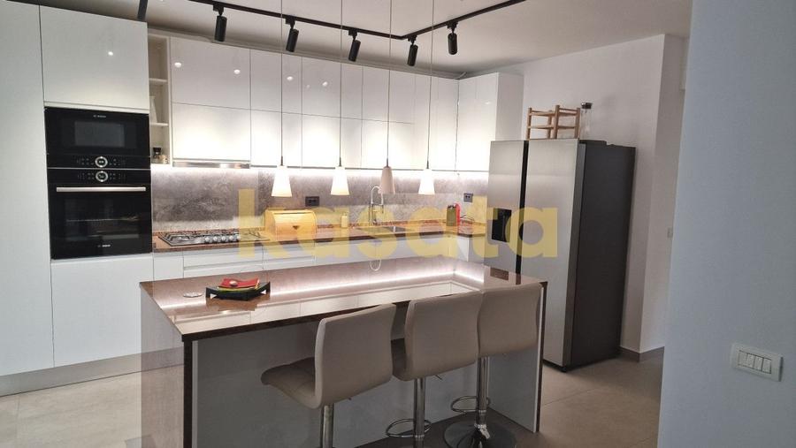 Apartament cu 4 camere semidecomandat în Sisești