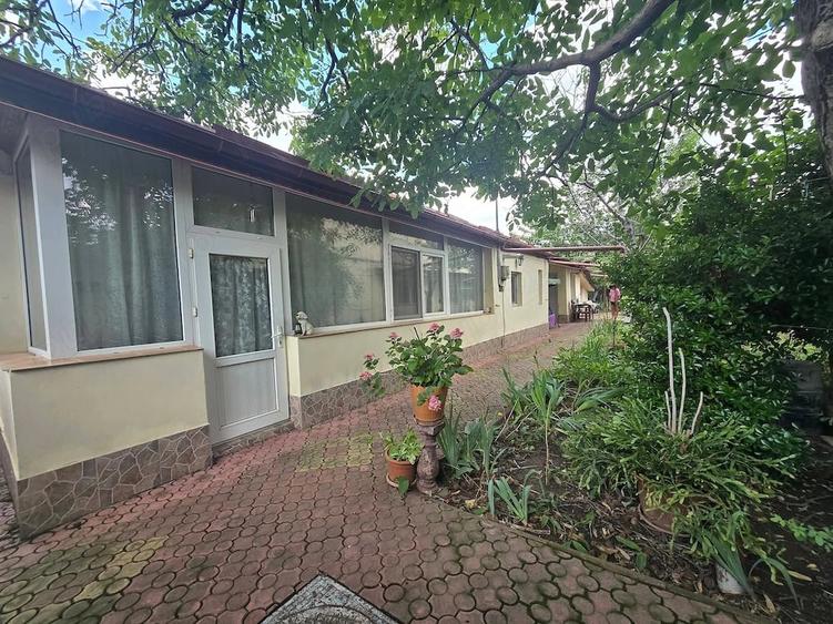 Casă cu 5 camere cu Teren 600 Mp în Andronache