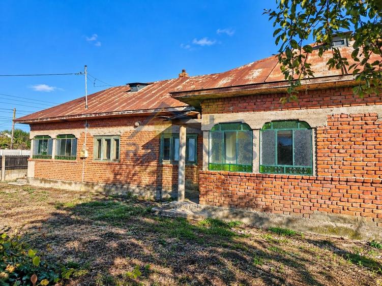 Casă individuală cu 5 camere cu Canalizare în Poienarii-Rali