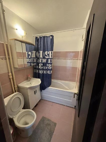 Apartament cu 3 camere semidecomandat în Splai Bahlui