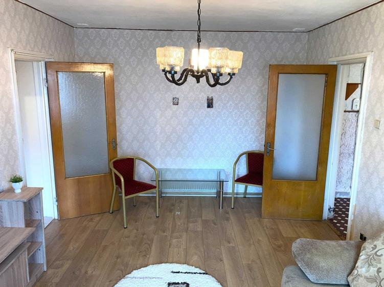 Apartament cu 3 camere semidecomandat în Rahova