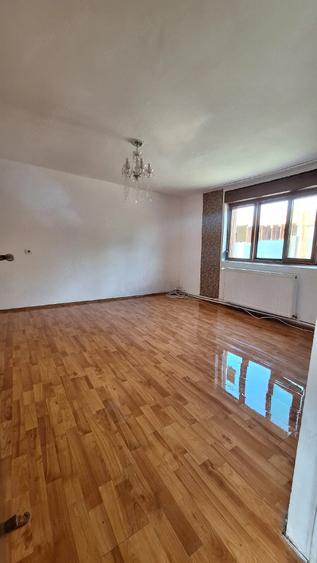 Casă cu 6 camere cu Teren 479 Mp în Ghiroda
