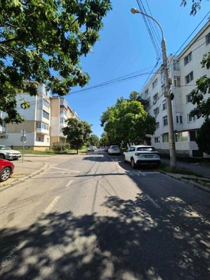 Apartament cu 3 camere decomandat, mobilat în Broșteni