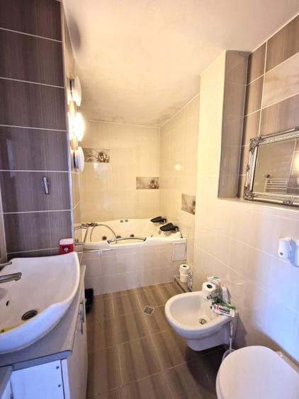 Penthouse cu 4 camere decomandat, mobilat în Progresul