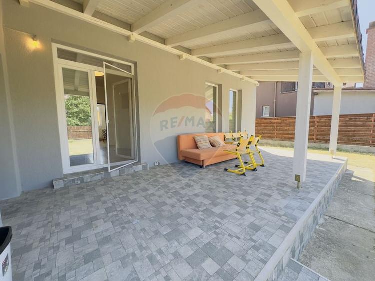 Casă individuală cu 5 camere cu Teren 500 Mp în Paleu