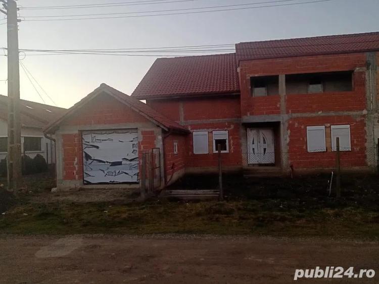 Casă cu 5 camere cu Teren 1000 Mp în Peciu Nou