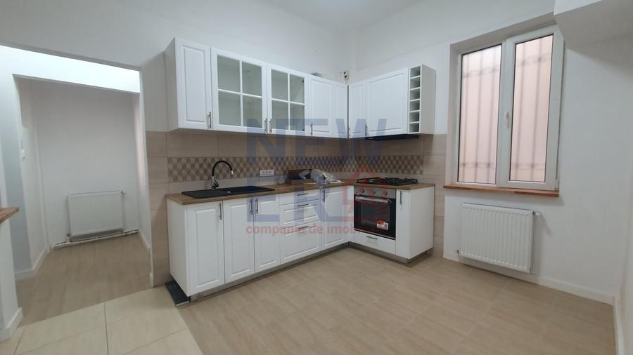Apartament cu 4 camere decomandat în Romană