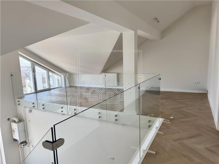 Penthouse cu 3 camere semidecomandat în Exterior Vest
