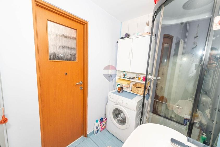 Apartament cu 3 camere semidecomandat, mobilat în Titan