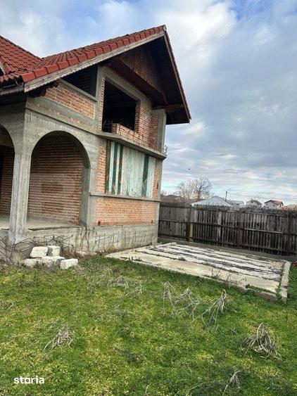 Casă cu 10 camere cu Teren 1400 Mp în Perșinari