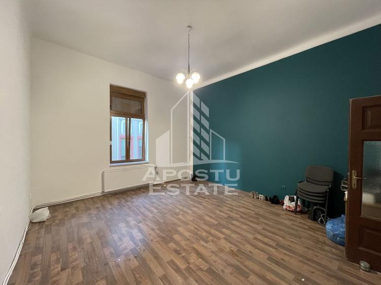 Spațiu comercial, de 47 mp, în P-ța Unirii