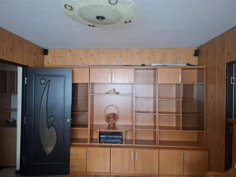 Apartament cu 3 camere semidecomandat în Podul de Piatră