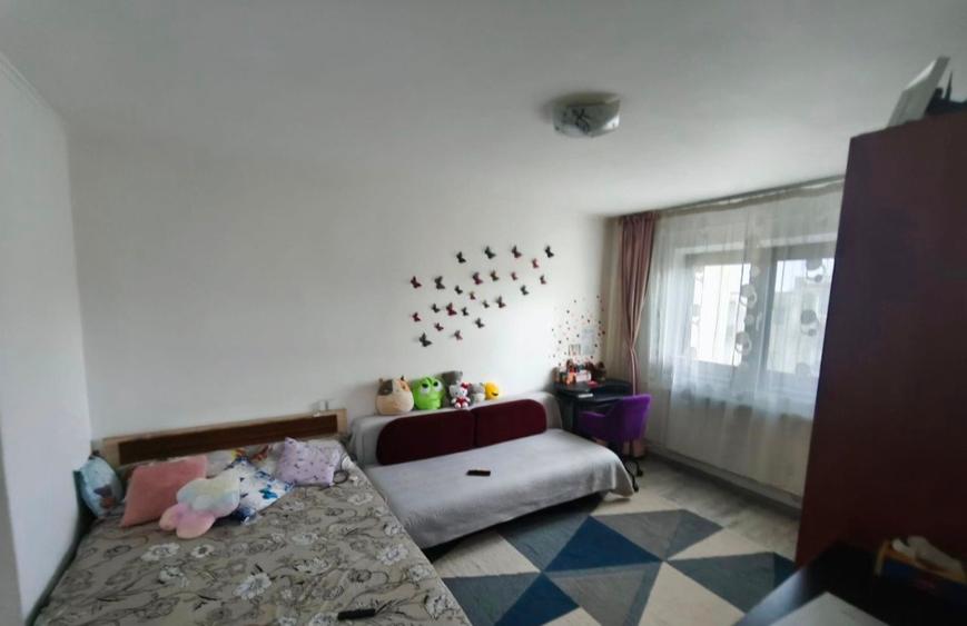 Garsonieră  decomandată  renovată complect (mobilată+utilată )  9 mai - 2