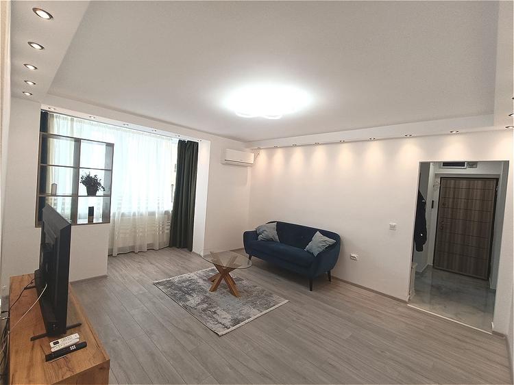 Apartament cu 2 camere semidecomandat, mobilat în P-ța Romană
