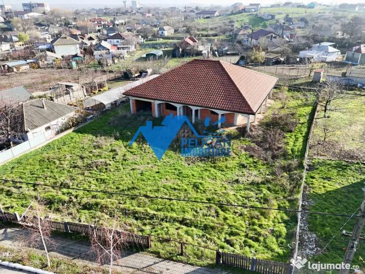 Casă cu 4 camere cu Teren 1376 Mp în Mahmudia
