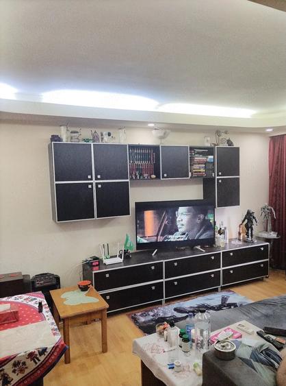 Apartament cu 3 camere decomandat în Exterior Vest
