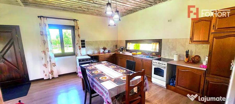 Casă cu 7 camere cu Teren 3714 Mp în Central