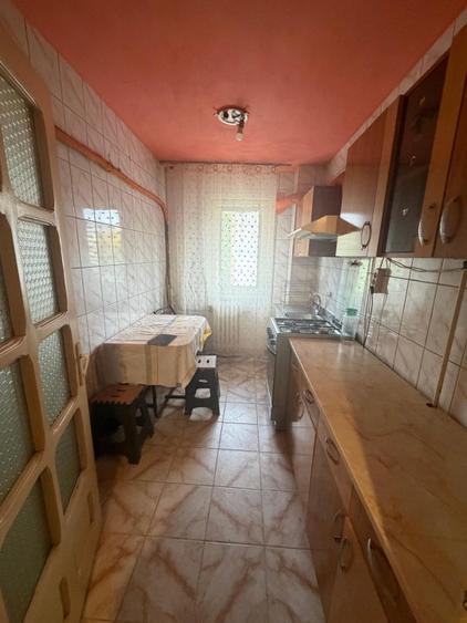 Apartament cu 3 camere semidecomandat, mobilat în Craiovița Nouă