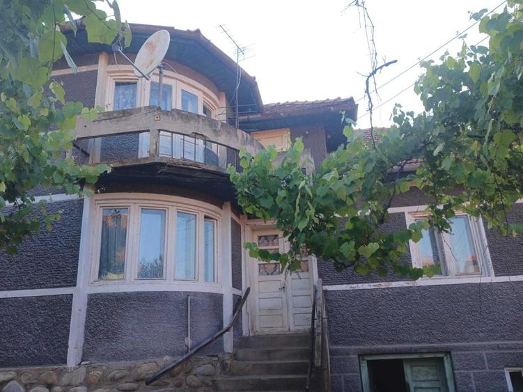 Casă cu 4 camere cu Teren 1740 Mp în Livadia