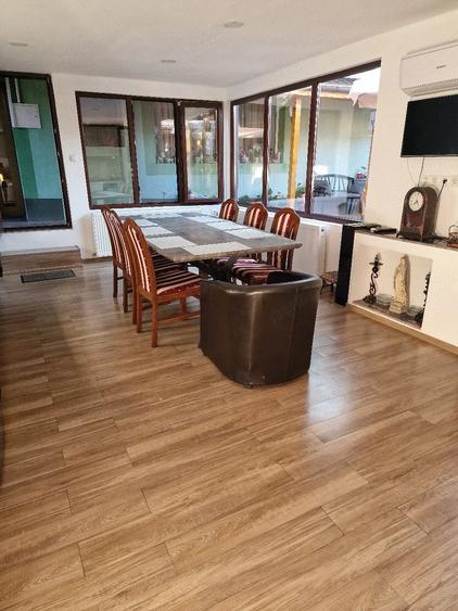 Casă cu 7 camere cu Teren 400 Mp în Central