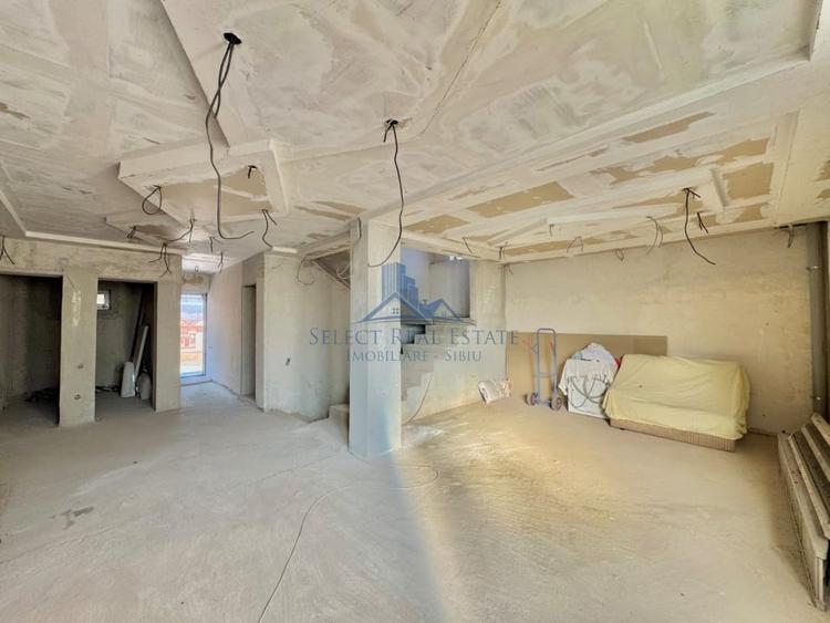 Casă individuală cu 12 camere cu Teren 568 Mp în Cristian