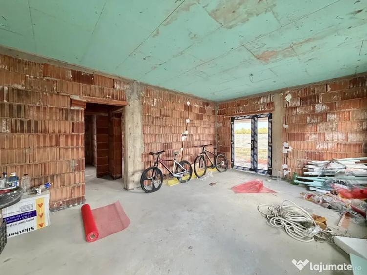 Casă cu 4 camere cu Teren 533 Mp în Sânmihaiu Român