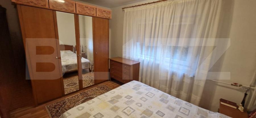 Apartament cu 3 camere semidecomandat, mobilat în Rovine