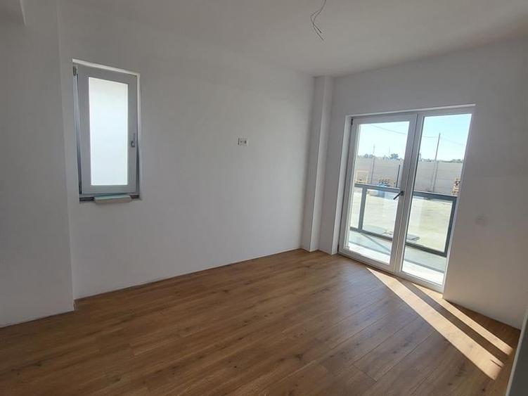 Apartament cu 3 camere decomandat în Exterior Vest