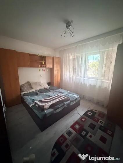 Apartament cu 2 camere semidecomandat în Craiovița Nouă