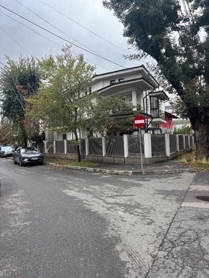 Casă individuală cu 5 camere cu Canalizare în 13 Septembrie