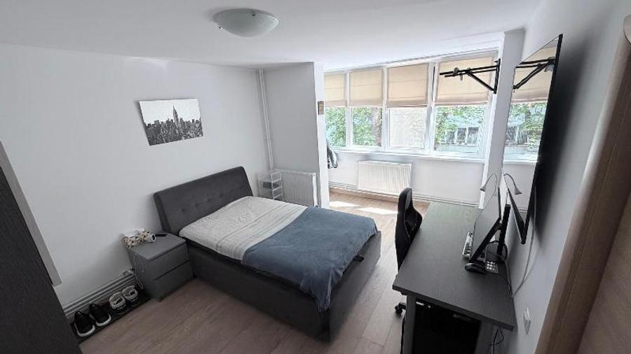Apartament cu 4 camere decomandat în Drumul Taberei