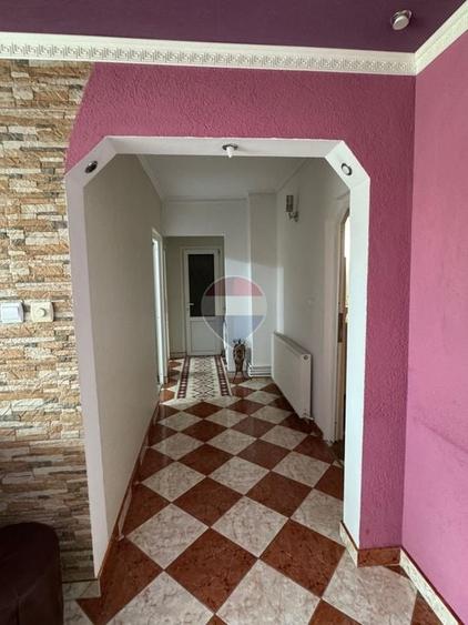 Apartament cu 3 camere decomandat, mobilat în Central
