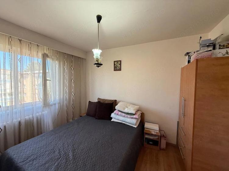 Apartament cu 3 camere semidecomandat în Gojdu