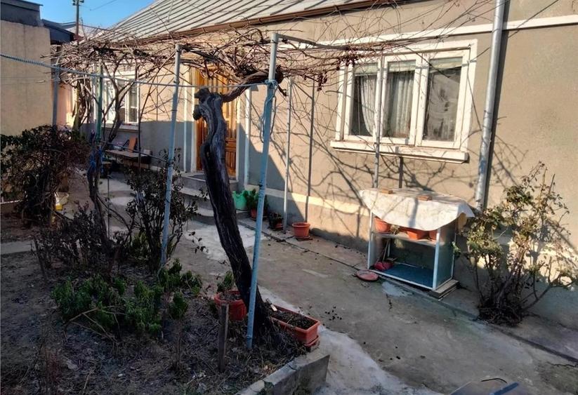 Casă cu 6 camere cu Teren 320 Mp în Păcii