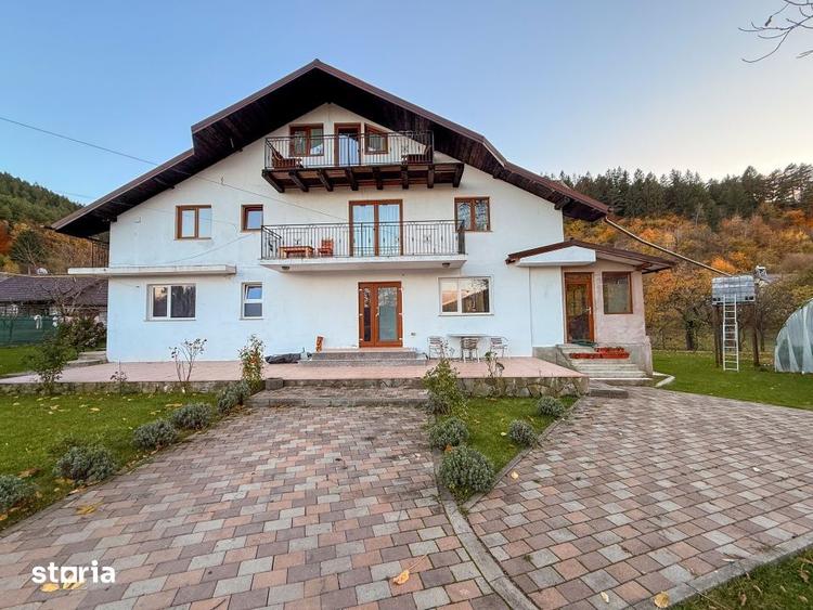 Casă cu 8 camere cu Teren 1318 Mp în Alexandru cel Bun