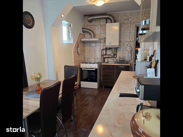 Casă cu 6 camere cu Teren 2730 Mp în Central