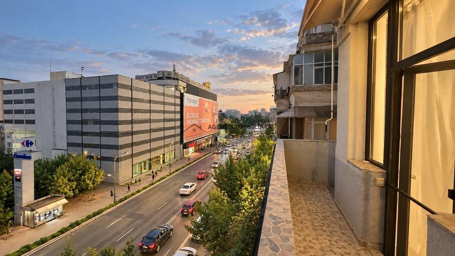 Apartament cu 3 camere circular, mobilat în P-ța Unirii