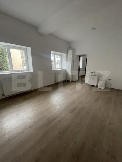 Apartament cu 4 camere semidecomandat în Central