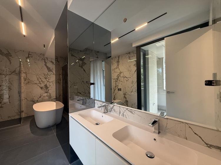 Apartament cu 4 camere decomandat în Primăverii