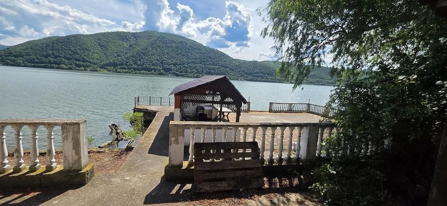 Spațiu comercial, de 700 mp, în Berzasca