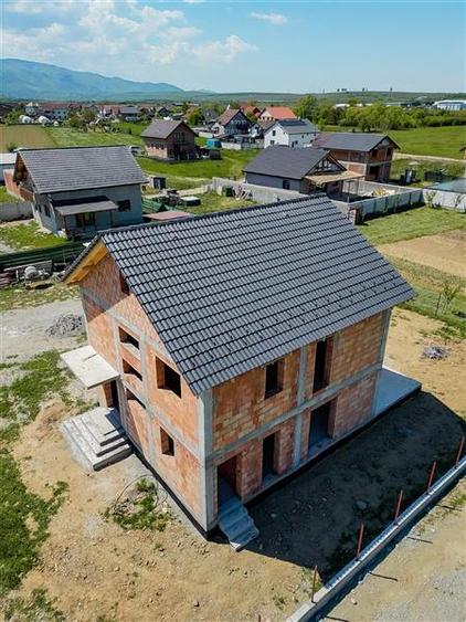 Casă cu 5 camere cu Teren 400 Mp în Periferie